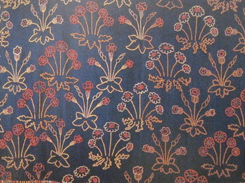 紺のサージ地にモリスの妻、ジェインが刺繍を加えたもの。