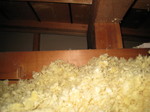 屋根裏の断熱が不足して、冬場のマイナス冷気と室内の暖気が接することで、結露が発生
