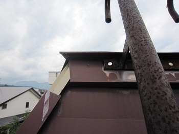 屋根の外れた板金.jpg