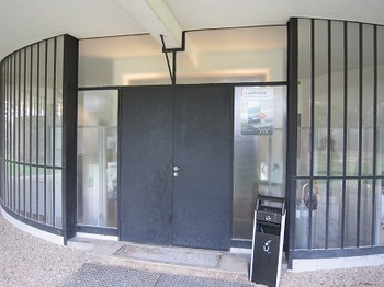 savoye entrance.jpg